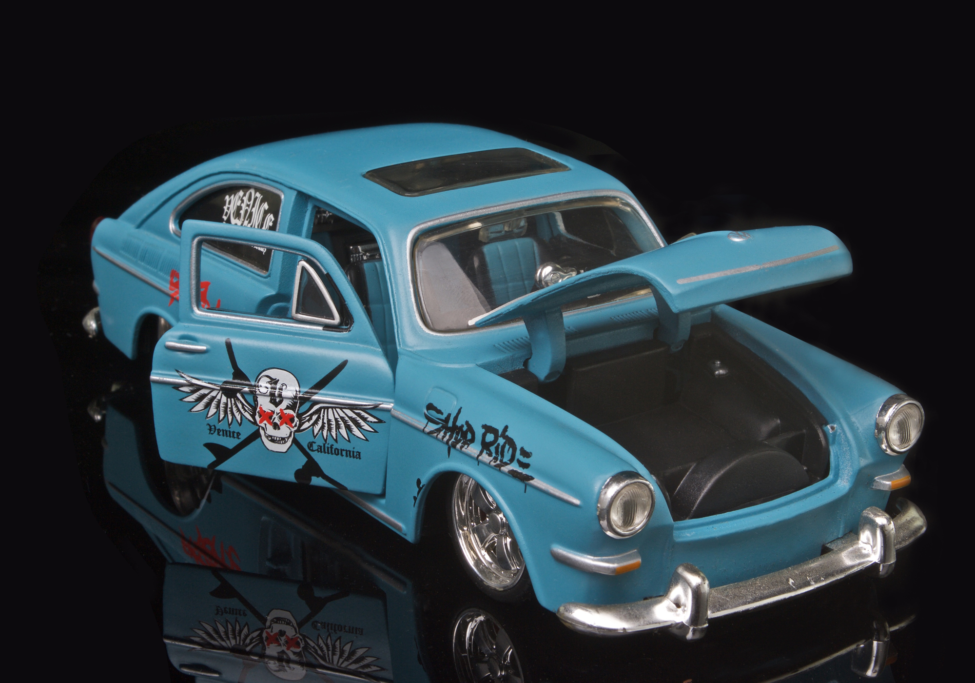 1967 VOLKSWAGON 1600 FASTBACK BY MAISON 1/24 SCALE DESKTOP COLLECTABLE